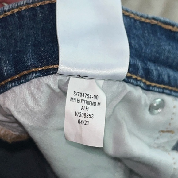 Old Navy Mid-Rise Boyfriend Straight Ripped Cut-Off Jeans • Size 14 - Picture 11 of 12